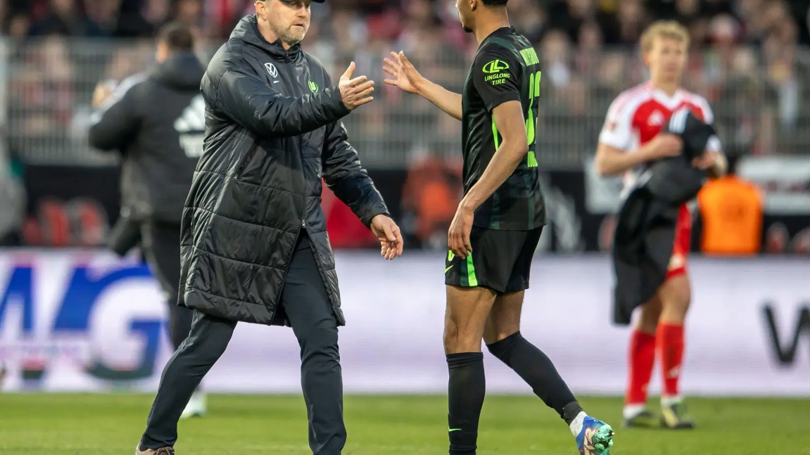 Von Wolfsburg nach Mailand: Der deutsche U17-Weltmeister David Odogu (r). (Archivbild) (Foto: Andreas Gora/dpa)