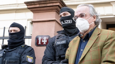 Bei einer Razzia im Dezember 2022 gegen sogenannte „Reichsbürger“ wurde auch Heinrich XIII. Prinz Reuß (r) abgeführt. (Foto: Boris Roessler/dpa)