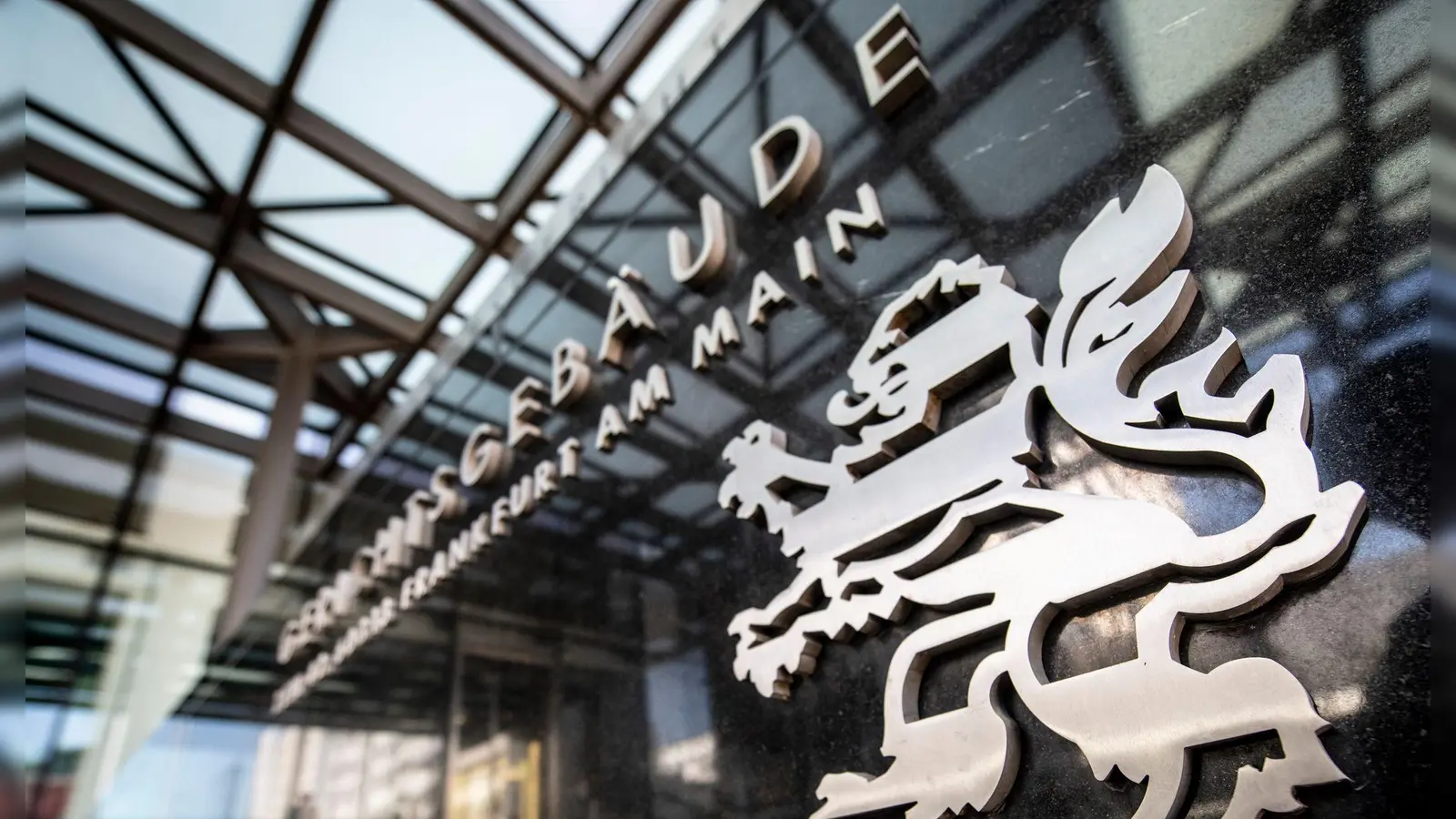 Das OLG Frankfurt hat eine Bank zur individualisierten Information betroffener Kunden verurteilt. (Symbolbild) (Foto: Boris Roessler/dpa/dpa-tmn)