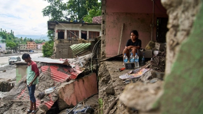 Viele Menschen haben durch die Flut alles verloren.  (Foto: Niranjan Shrestha/AP/dpa)