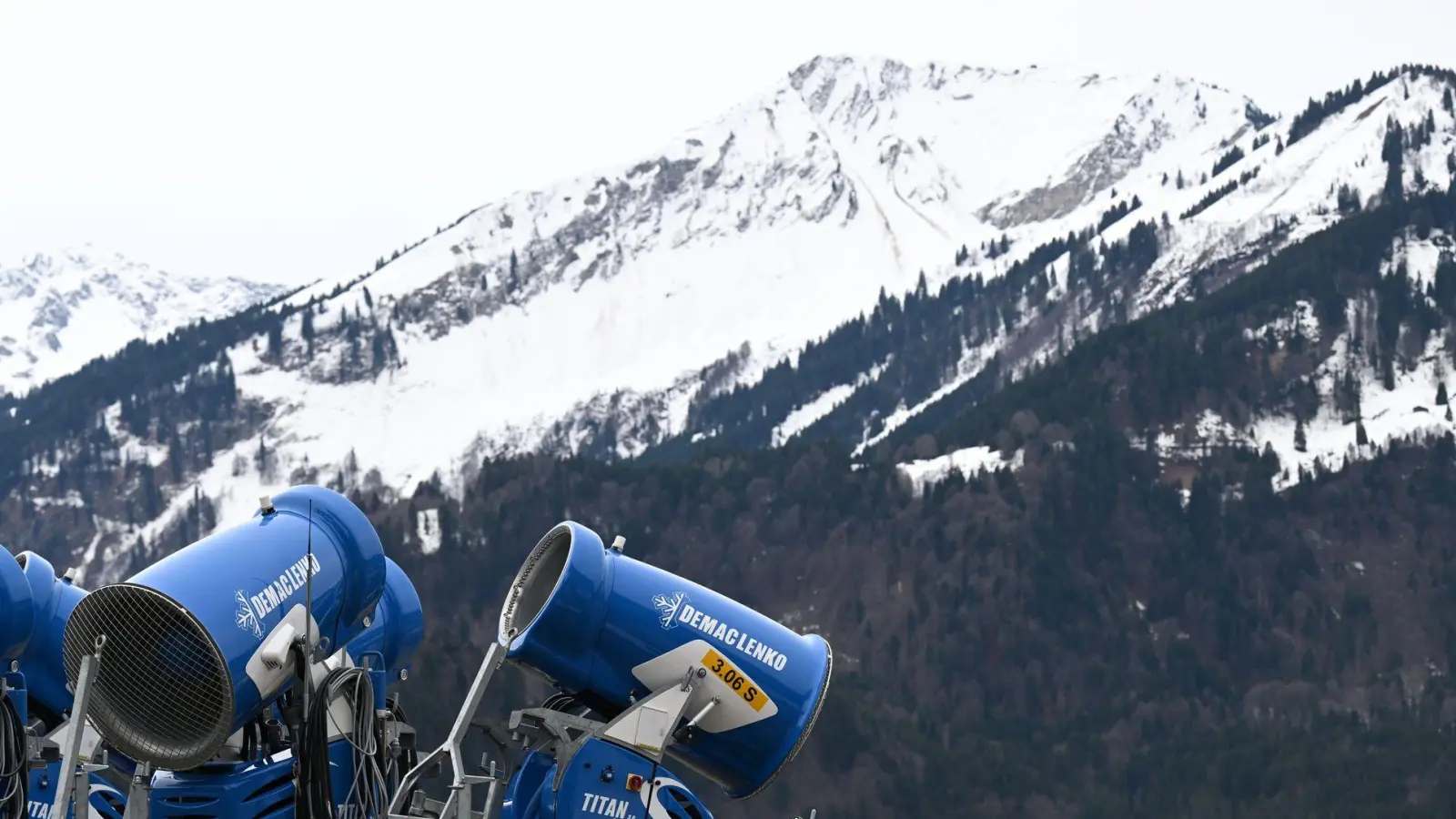 Ohne Schneekanonen ist die Skisaison in Bayern vielerorts nur noch in hohen Höhen denkbar. (Archivbild) (Foto: Angelika Warmuth/dpa)