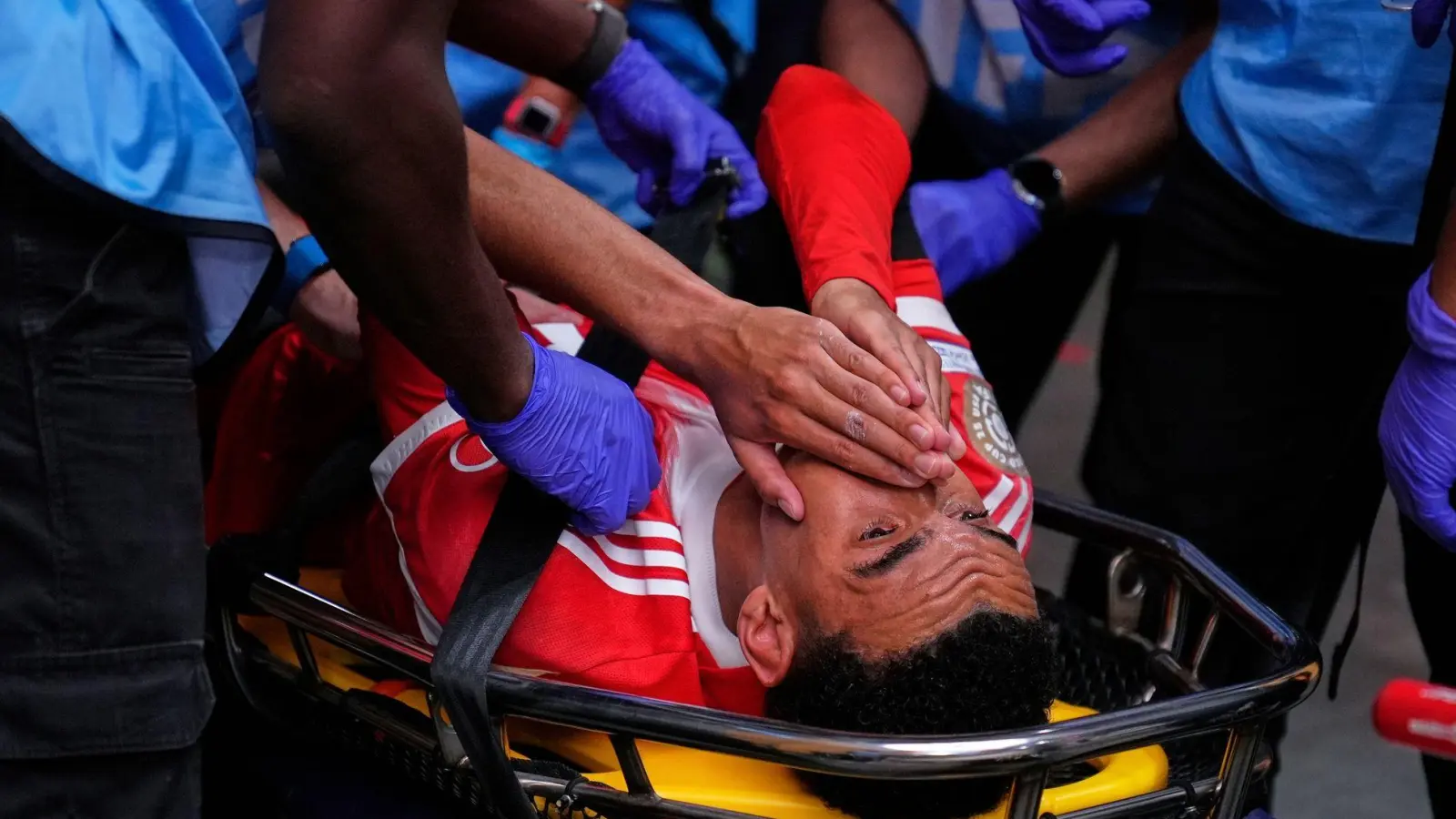 Jamal Musiala muss mit einer Trage abtransportiert werden. (Foto: Brynn Anderson/AP/dpa)