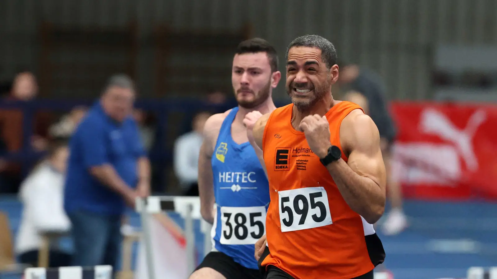 Mit Biss auf der Bahn: Gene Allen (oranges Trikot, hier bei einem Hallenwettkampf). (Foto: Theo Kiefner)