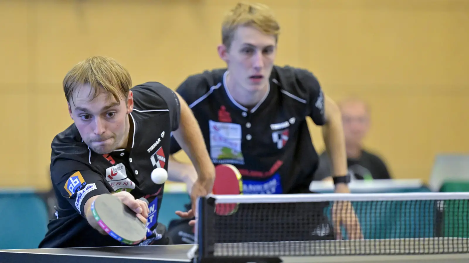 Der Windsbacher Daniel Rinderer (links) hatte mit gesundheitlichen Problemen zu kämpfen, Tom Schweiger (rechts, hier im Spiel gegen Union Velbert) kam immer besser zurecht.  (Foto: Martin Rügner)