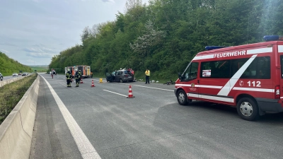 Die Freiwilligen Feuerwehren aus Uffenheim und Gollhofen waren vor Ort, kümmerten sich bis zum Eintreffen des Rettungsdienstes um die Verletzten und sicherten die Unfallstelle ab. (Foto: Feuerwehr Uffenheim)