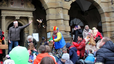 Zweiter Bürgermeister Dieter Kölle ließ Bonbons auf die Kinder regnen. (Foto: Maik Schulze)