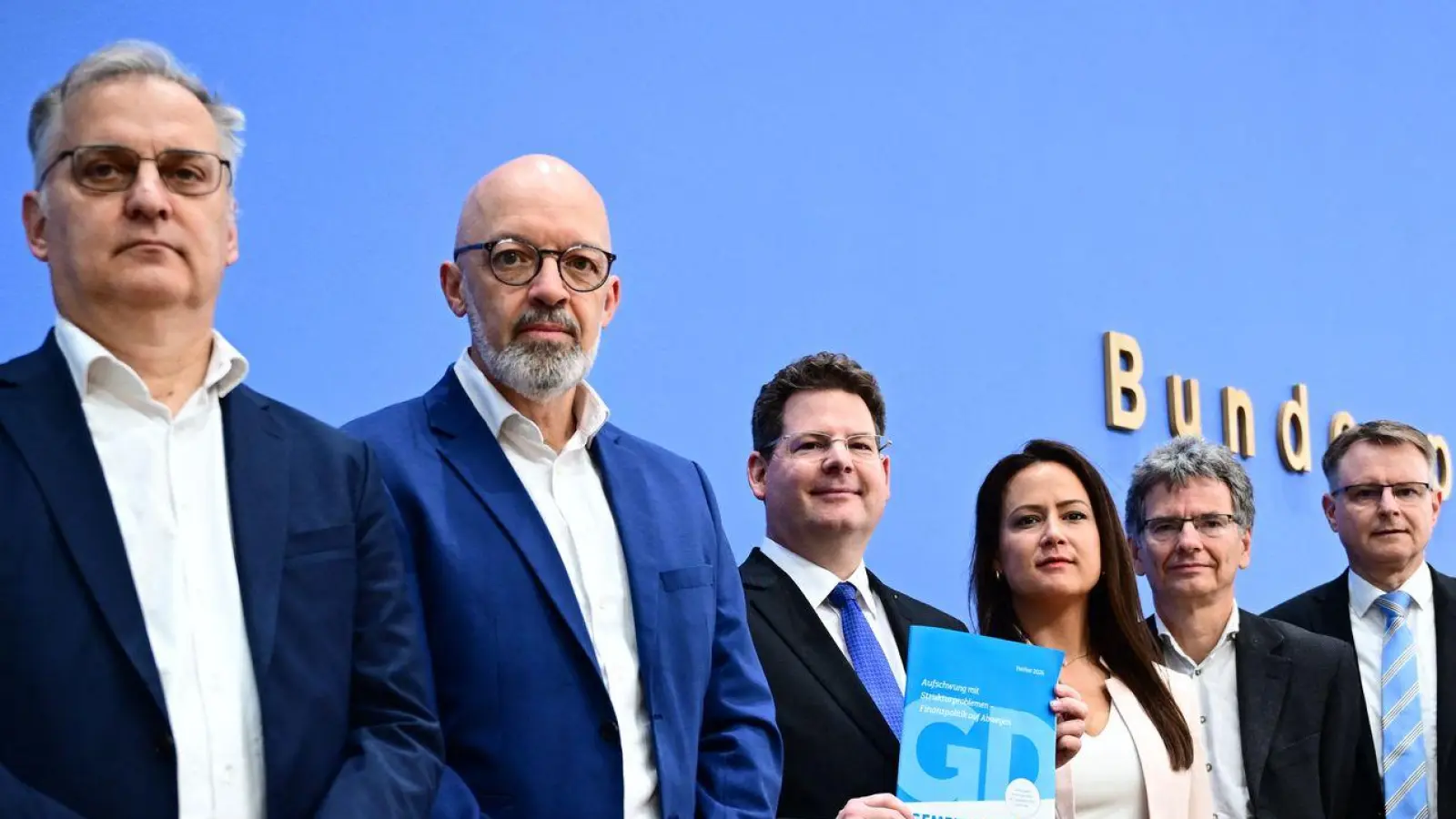 Trotz besserer Wachstumserwartungen blicken führende Ökonomen mit Sorge in die Zukunft. (Foto: Sebastian Gollnow/dpa)
