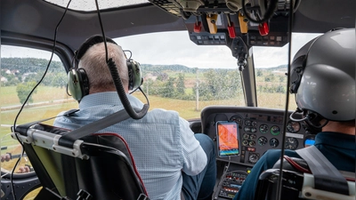 Um Gefahrenstellen zu erkennen, kontrolliert die N-Ergie Netz die Stromleitungen auch vom Hubschrauber aus.  (Foto: NEWS5/Lars Haubner)