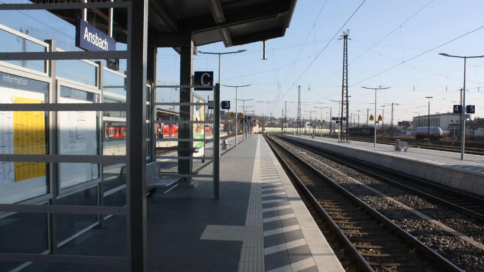 Ein 23-Jähriger soll am Samstagnachmittag Jugendliche am Ansbacher Bahnhof bedrängt, bedroht und beleidigt haben. (Archivbild: Anna Beigel)
