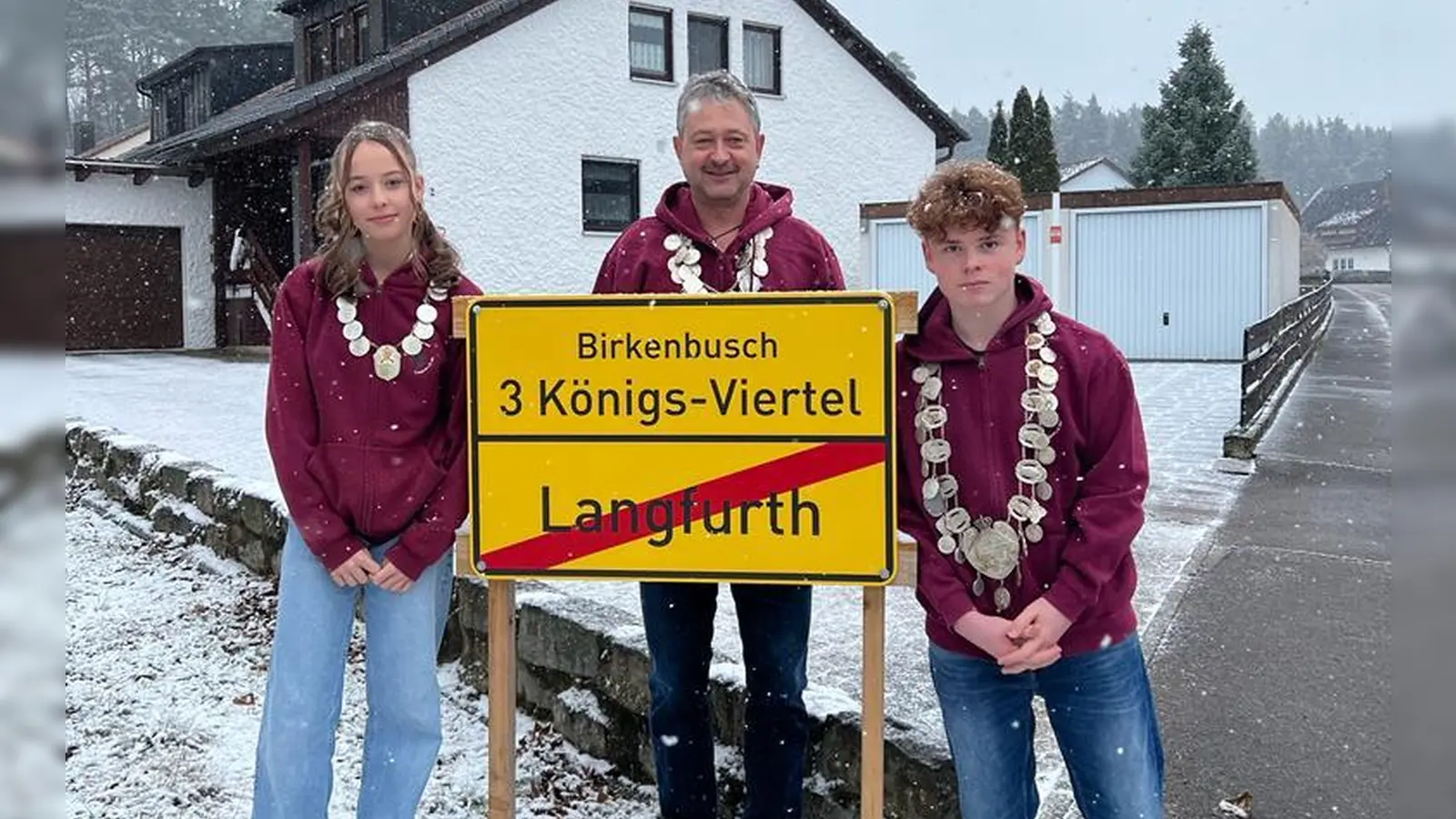 Lara Wolf, Thomas Beckler und Peter Broll (von links) haben mit ihren Schützen-Erfolgen den Langfurther Birkenbusch in das Drei-Königs-Viertel verwandelt. (Foto: Friedrich Zinnecker)