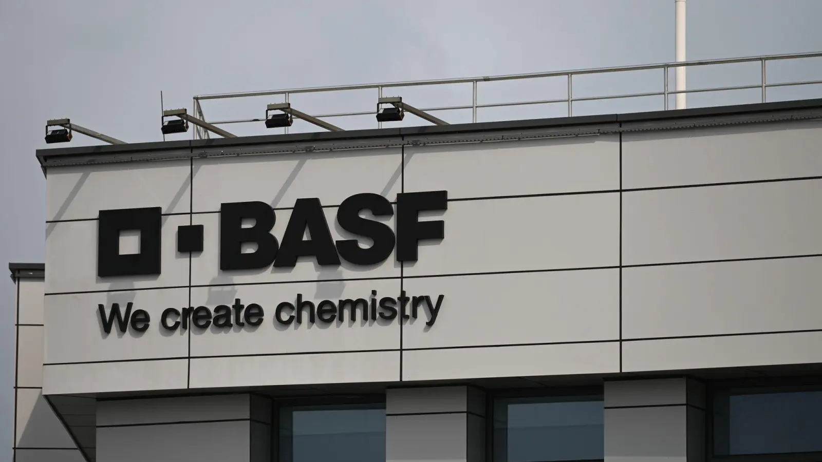 Weltgrößter Chemiekonzern BASF: Niedrigere Verkaufspreise und negative Währungseffekte belasten. (Archivbild) (Foto: Johannes Neudecker/dpa)