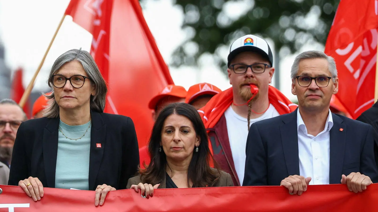 „Mit der IG Metall werden die Werke in Emden, Zwickau, Hannover und Neckarsulm nicht geschlossen“, kündigt Benner (l.) an. (Archivbild) (Foto: Lisi Niesner/Reuters/Pool/dpa)