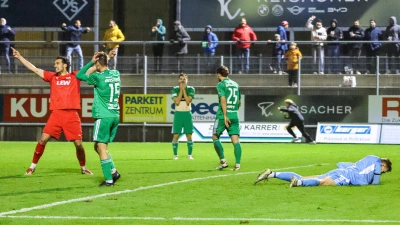 Und wieder hat es in Memmingen spät eingeschlagen im Tor der SpVgg Ansbach (grüne Trikots).  (Foto: Siegfried Rebhan)