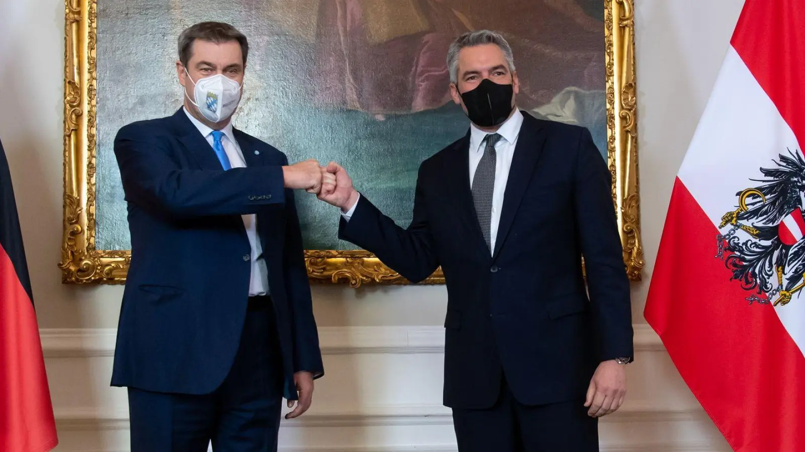 2022 war CSU-Chef Söder zuletzt offiziell im österreichischen Kanzleramt zu Gast. Damals noch mit Corona-Maske bei Regierungschef Karl Nehammer. (Archivbild)  (Foto: Sven Hoppe/dpa)