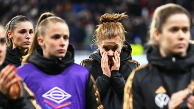 Die deutschen Fußballerinnen waren nach der Niederlage in Frankreich schwer enttäuscht. (Foto: Sebastian Christoph Gollnow/dpa)