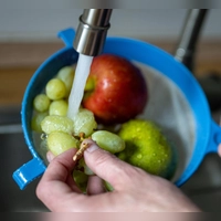 Kaltes Wasser reicht: Obst mit Natronlauge zu waschen bringt nichts und kostet nur Geld. Auch der Geschmack kann darunter leiden. (Foto: Monika Skolimowska/dpa/dpa-tmn)