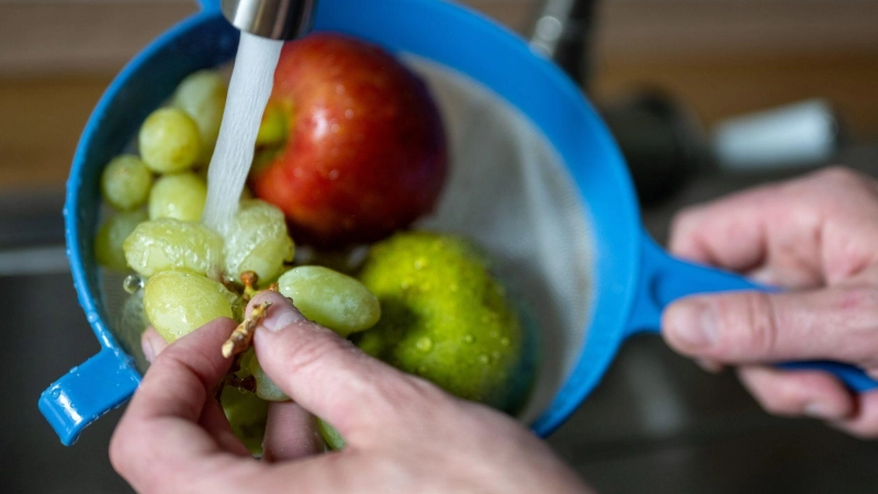 Kaltes Wasser reicht: Obst mit Natronlauge zu waschen bringt nichts und kostet nur Geld. Auch der Geschmack kann darunter leiden. (Foto: Monika Skolimowska/dpa/dpa-tmn)