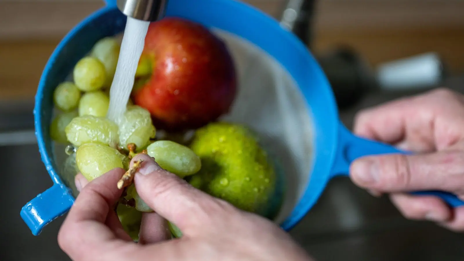 Kaltes Wasser reicht: Obst mit Natronlauge zu waschen bringt nichts und kostet nur Geld. Auch der Geschmack kann darunter leiden. (Foto: Monika Skolimowska/dpa/dpa-tmn)