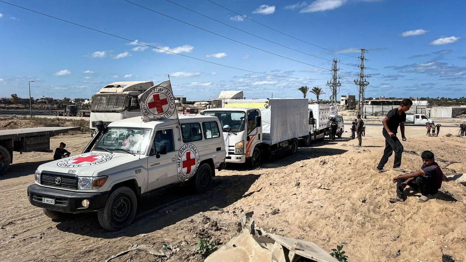 Mitarbeiter des Roten Kreuzes helfen bei Übergabe der Leichen von Geiseln. (Archivbild) (Foto: Belal Abu Amer/APA Images via ZUMA Press Wire/dpa)