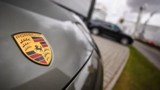 Der Volkswagen-Konzern wird seine Sportwagentochter Porsche AG an die Börse bringen. Die Zeichnungsfrist für die Vorzugsaktien der Porsche AG beginnt. (Foto: Christoph Schmidt/dpa)