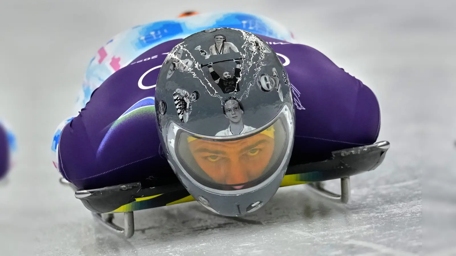 Heraskewytsch erinnert mit besonderen Helm an durch den Krieg gefallene Sportkollegen. (Foto: Alessandra Tarantino/AP/dpa)