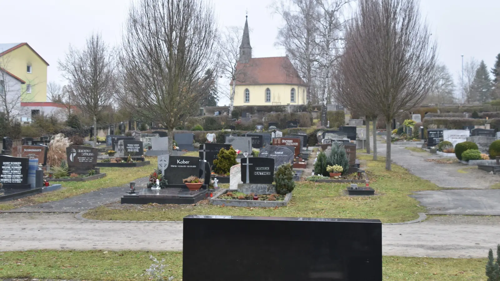 Blick über den oberen Teil des neueren Friedhofs zum alten Friedhof mit der Jodokuskapelle. Zusätzlich wünscht sich die Stadt nun noch eine Begräbnisstätte auf einem Waldgrundstück. (Foto: Andreas Reum)