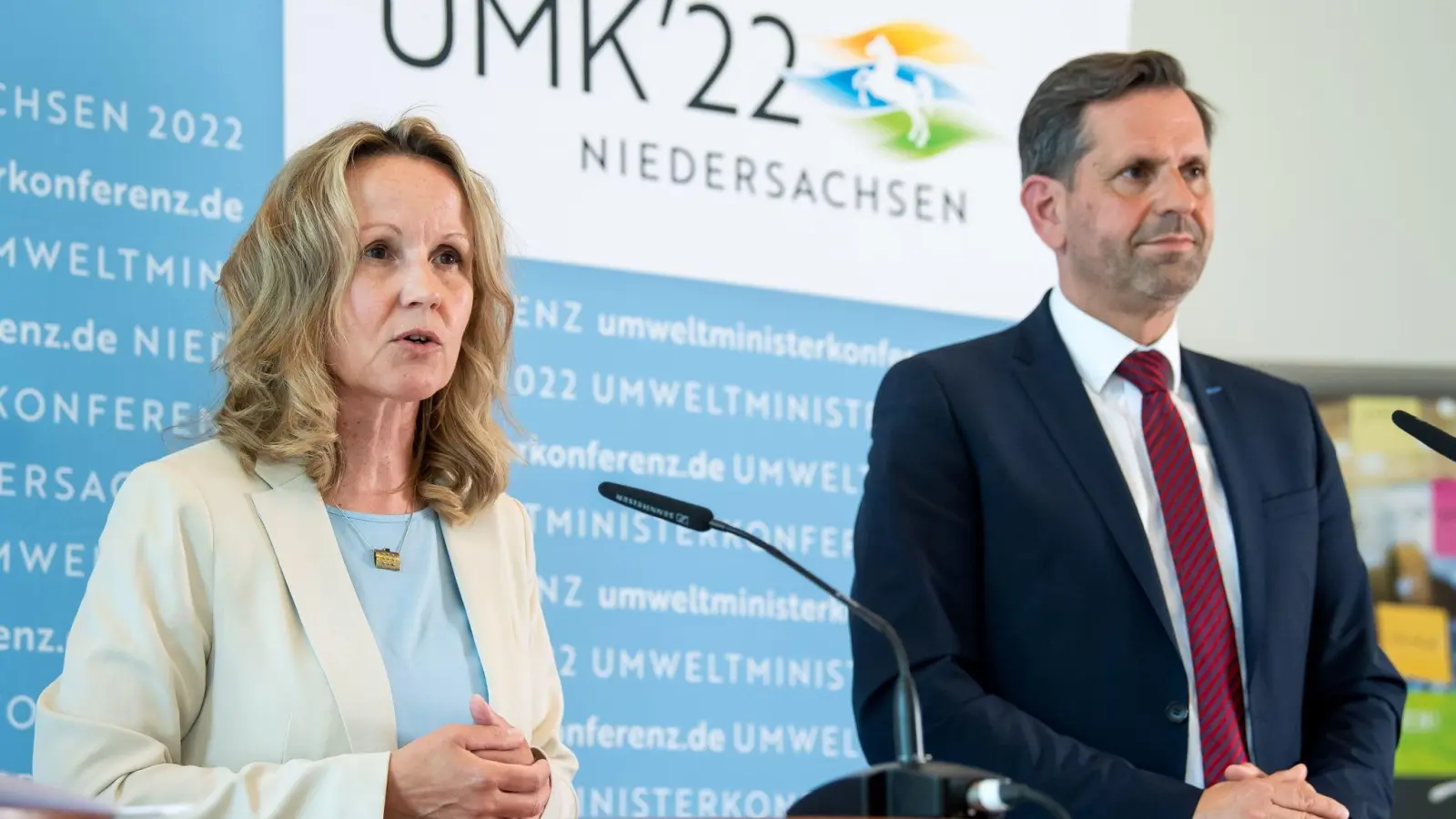Bundesumweltministerin Steffi Lemke und Niedersachsens Umweltminister Olaf Lies geben in Wilhelmshaven eine Pressekonferenz. (Foto: Sina Schuldt/dpa)