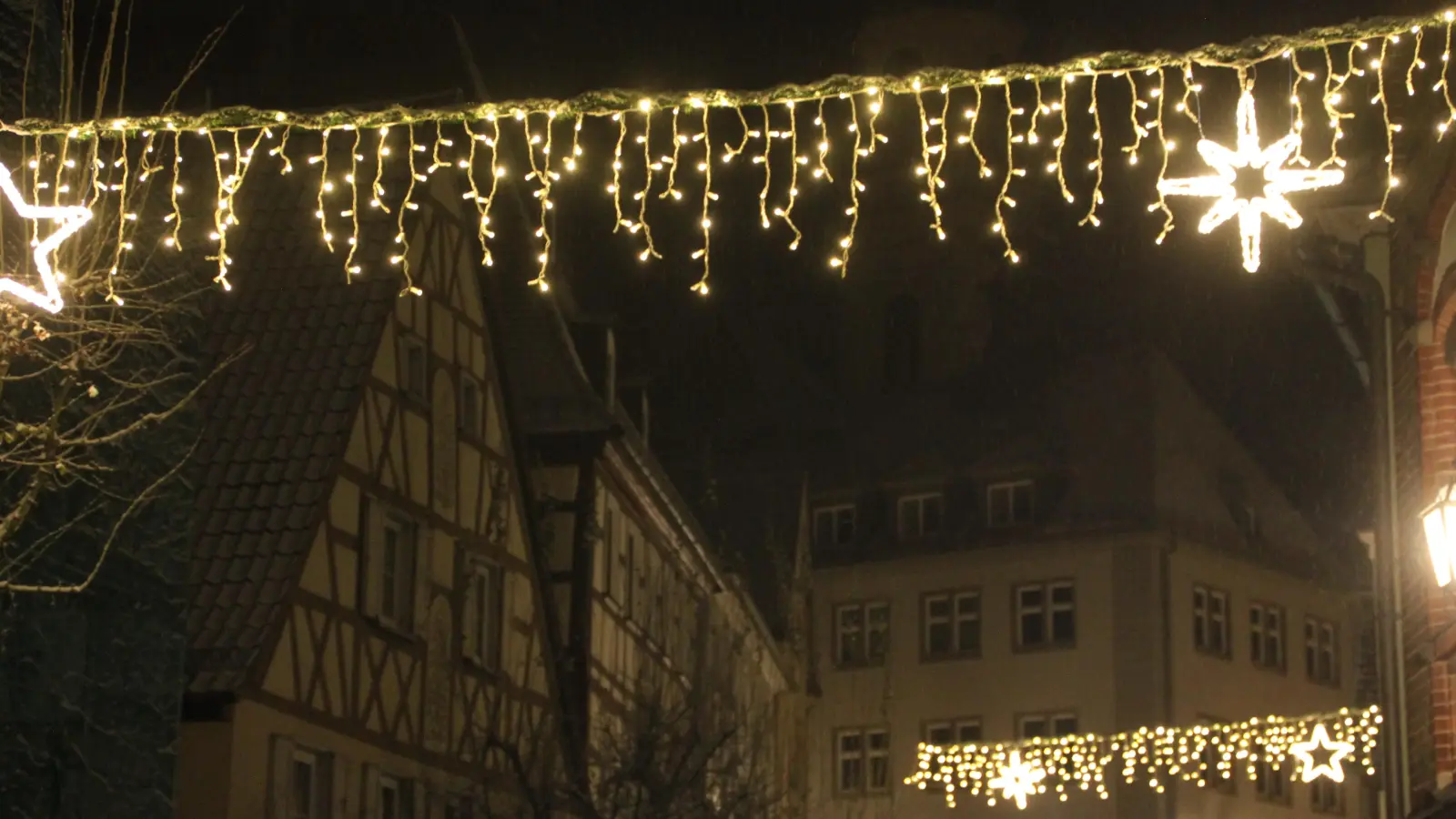 Schlendern Sie in der Vorweihnachtszeit noch einmal durch Uffenheim und genießen Sie die einzigartige Atmosphäre mit stimmungsvoller Weihnachtsbeleuchtung. (Foto: Hans-Bernd Glanz)