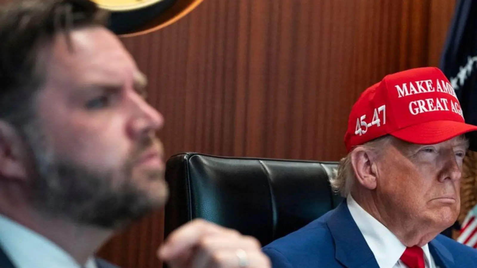 US-Präsident Donald Trump hat die Atomanlagen des Irans bombardieren lassen. Das wirft die Frage auf, ob der Konflikt jetzt eskalieren könnte.  (Foto: -/The White House via AP/dpa)