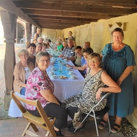 Der erste Öffnungstag des Arkaden-Cafés auf dem Friedhof in Wassertrüdingen wurde von den Bürgerinnen und Bürgern sehr gut angenommen. Im Vordergrund (von links): die beiden Initiatorinnen Anita Winter-Schmitz und Brigitte Mahnke. (Foto: Albert Schülein)