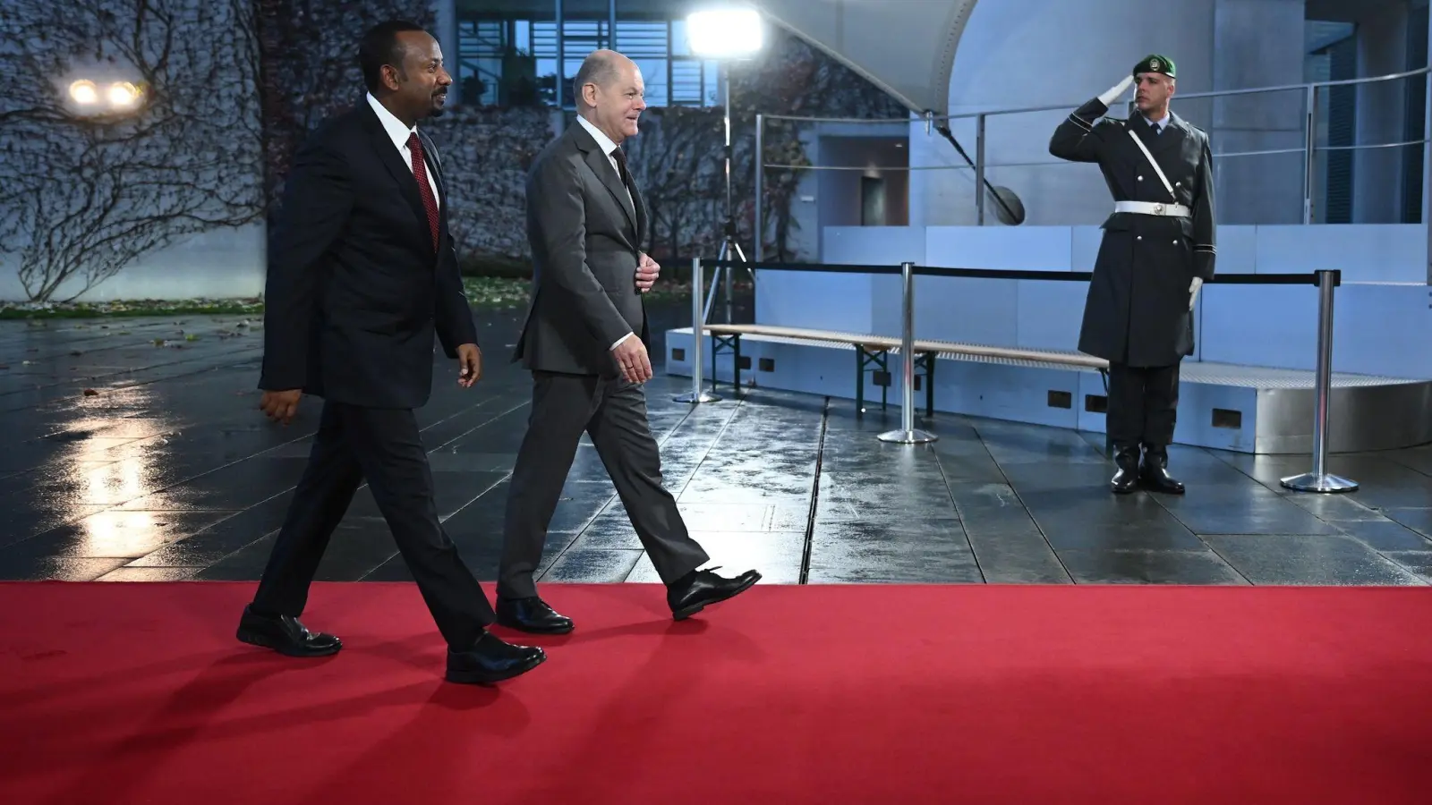 Bundeskanzler Olaf Scholz empfängt den äthiopischen Ministerpräsidenten Abiy Ahmed Ali (l) am Bundeskanzleramt. In Berlin findet die „Compact with Africa“ - Konferenz G20 Investment Summit 2023 statt. (Foto: Britta Pedersen/dpa)