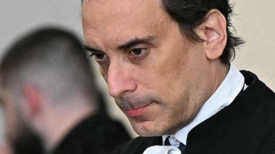 Der Verteidiger des mutmaßlichen Clan-Chefs wirft der Polizei vor, seinen Mandanten mit unlauteren Methoden abgehört zu haben. (Foto: Gabriel Bouys/AFP/dpa)