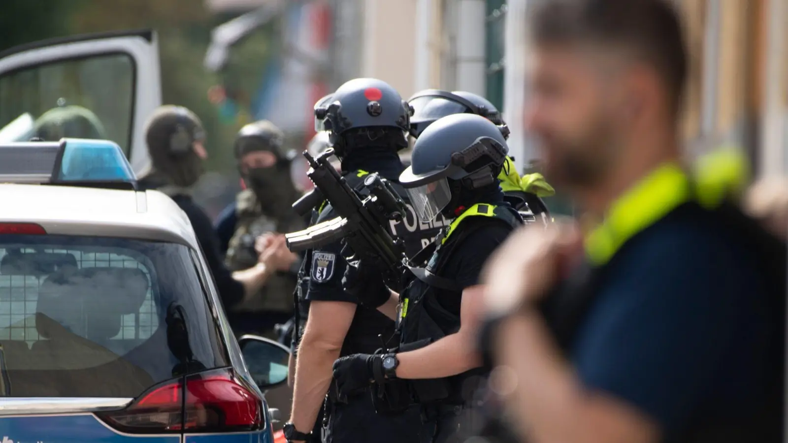 Bewaffnete Polizeikräfte unweit des Einsatzortes in Berlin-Spandau. (Foto: Paul Zinken/dpa)