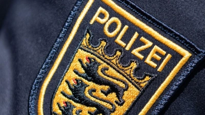Das Wappen der Polizei Baden-Württemberg ist auf der Uniform einer Polizeibeamtin zu sehen. (Foto: Silas Stein/dpa)