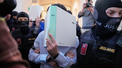 Der Hauptangeklagte im Prozess um die abgesagten Taylor-Swift-Konzerte in Wien hat der Angeklagte Terrorpläne gestanden.  (Foto: Matthias Schrader/AP/dpa)