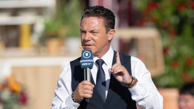 Moderator Stefan Mross hat in einem geposteten Video aus dem Europa-Park in Rust eine mögliche Rückkehr seiner abgesetzten Schlagersendung „Immer wieder sonntags“ angedeutet. (Archivbild) (Foto: Silas Stein/dpa)