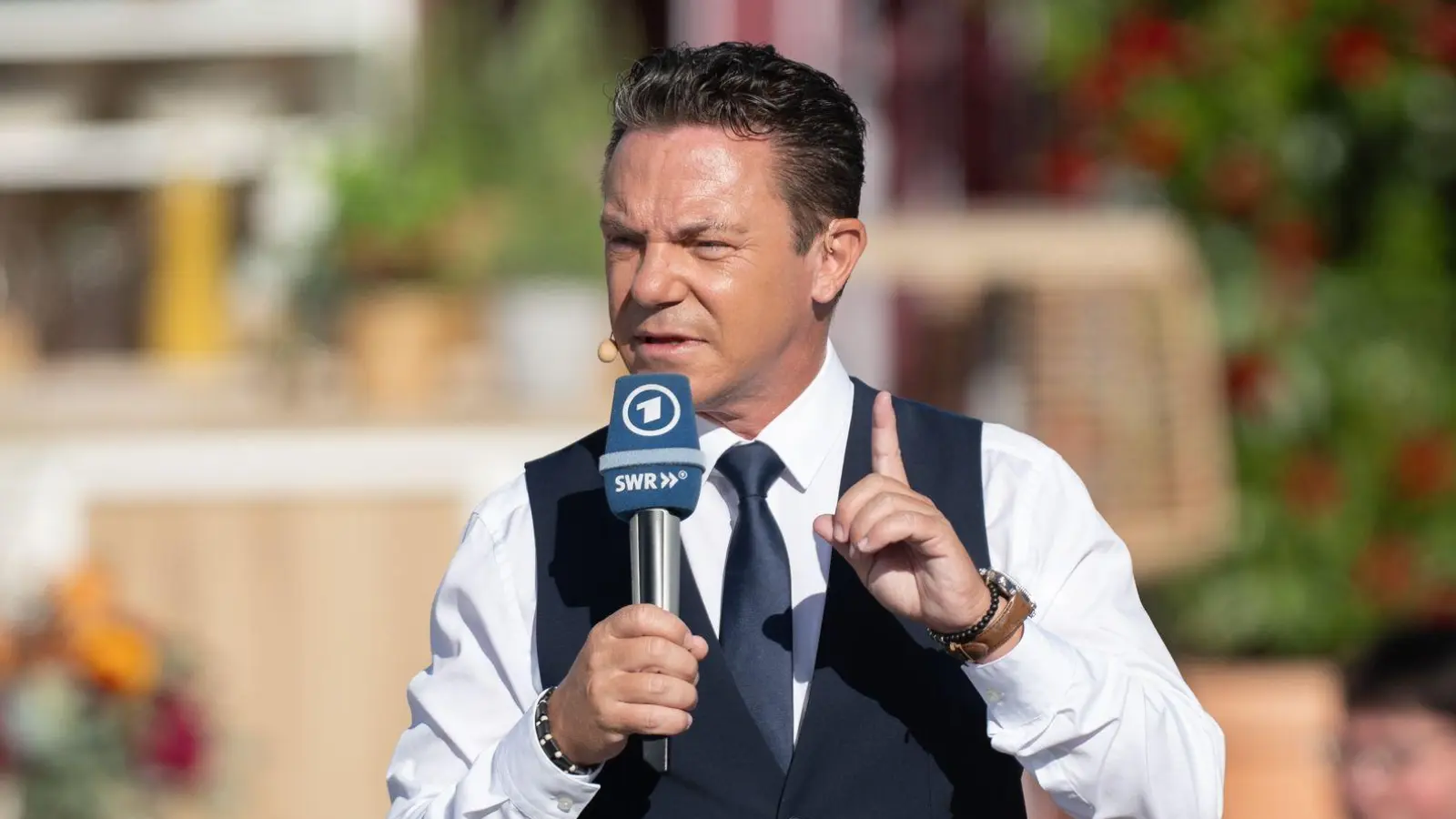 Moderator Stefan Mross hat in einem geposteten Video aus dem Europa-Park in Rust eine mögliche Rückkehr seiner abgesetzten Schlagersendung „Immer wieder sonntags“ angedeutet. (Archivbild) (Foto: Silas Stein/dpa)