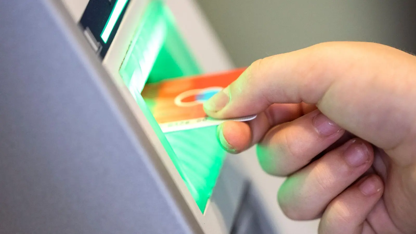Eine Frau stahl einer Seniorin am Montag den Geldbeutel und hob danach eine ordentliche Summe ab. (Foto: Thomas Banneyer)
