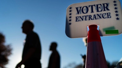 Wähler auf dem Weg in einen Wahllokal. (Foto: David Goldman/AP/dpa)