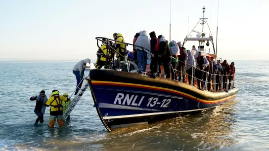 Die Zahl von Menschen, die illegal über den Ärmelkanal nach Großbritannien einreisen, nahm zuletzt zu. (Foto: Gareth Fuller/PA Wire/dpa/Archiv)