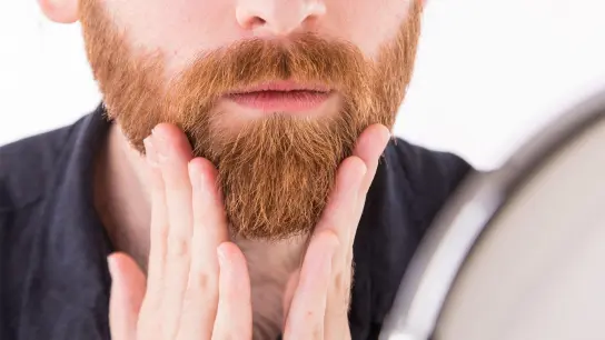 Zu einem gepflegten Bart gehört auch gepflegte Haut darunter - Bartöle können hier einen Unterschied machen. (Foto: Christin Klose/dpa-tmn)