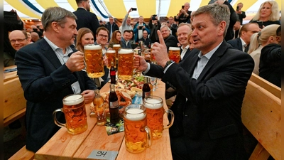 Söder (l, CSU) war nach Frankenthal gekommen, um im Landtagswahlkampf den CDU-Kandidaten Christian Baldauf (r) zu unterstützen. (Foto: Uwe Anspach/dpa)