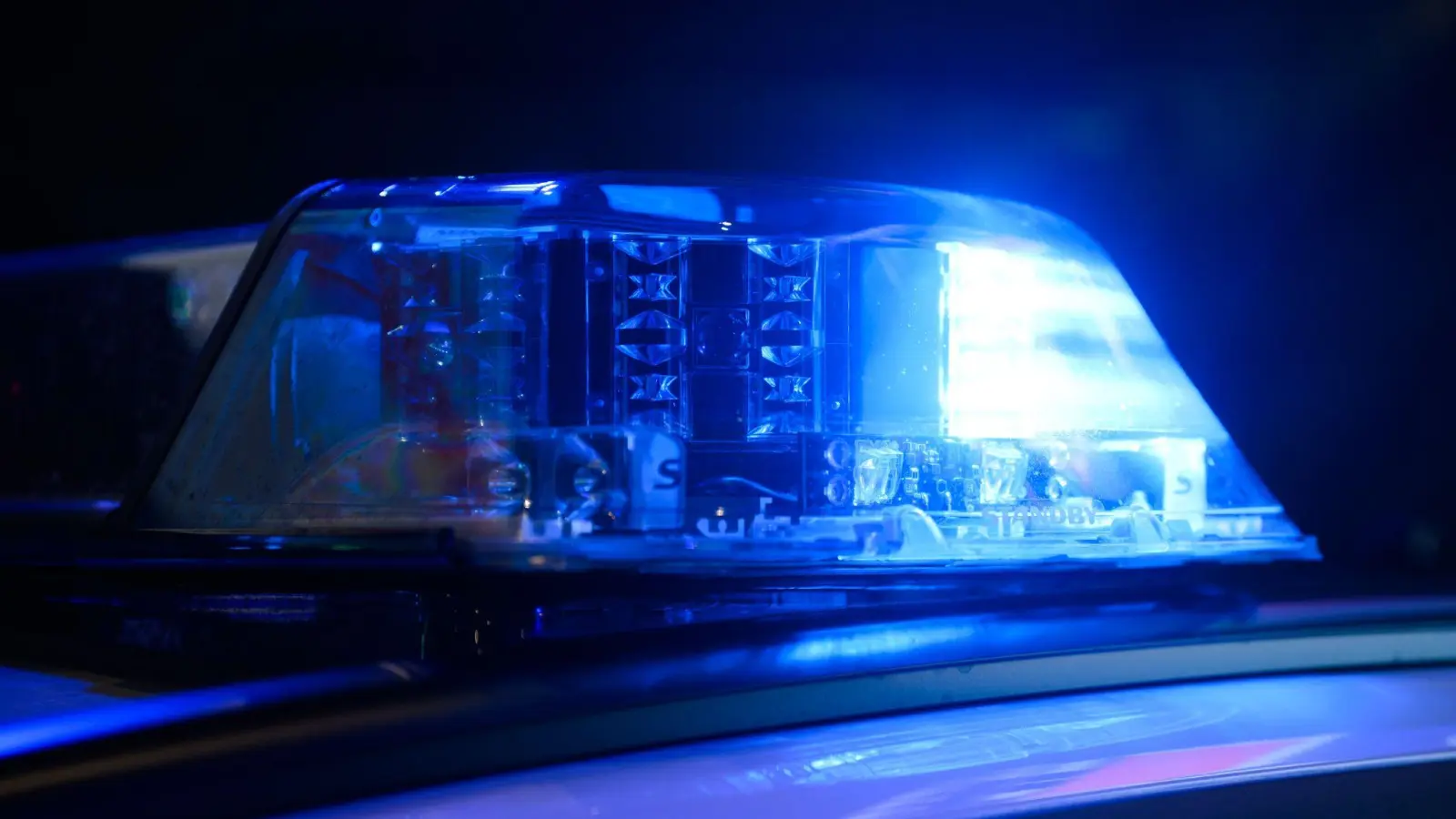 Die 58-jährige Bewohnerin meldete über den Notruf, dass ihre Wohnungstür in Memmingen brennt. (Symbolbild) (Foto: Julian Stratenschulte/dpa)