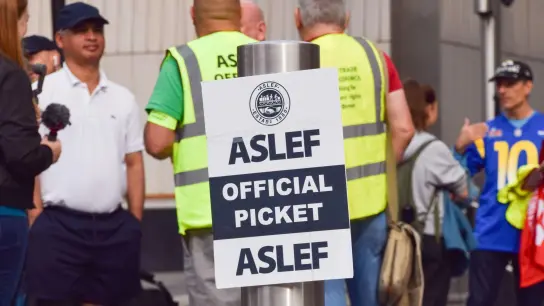 Mitglieder der Lokführergewerkschaft Aslef (Associated Society of Locomotive Engineers and Firemen) streiken vor der Paddington Station. (Foto: Vuk Valcic/ZUMA Press Wire/dpa)