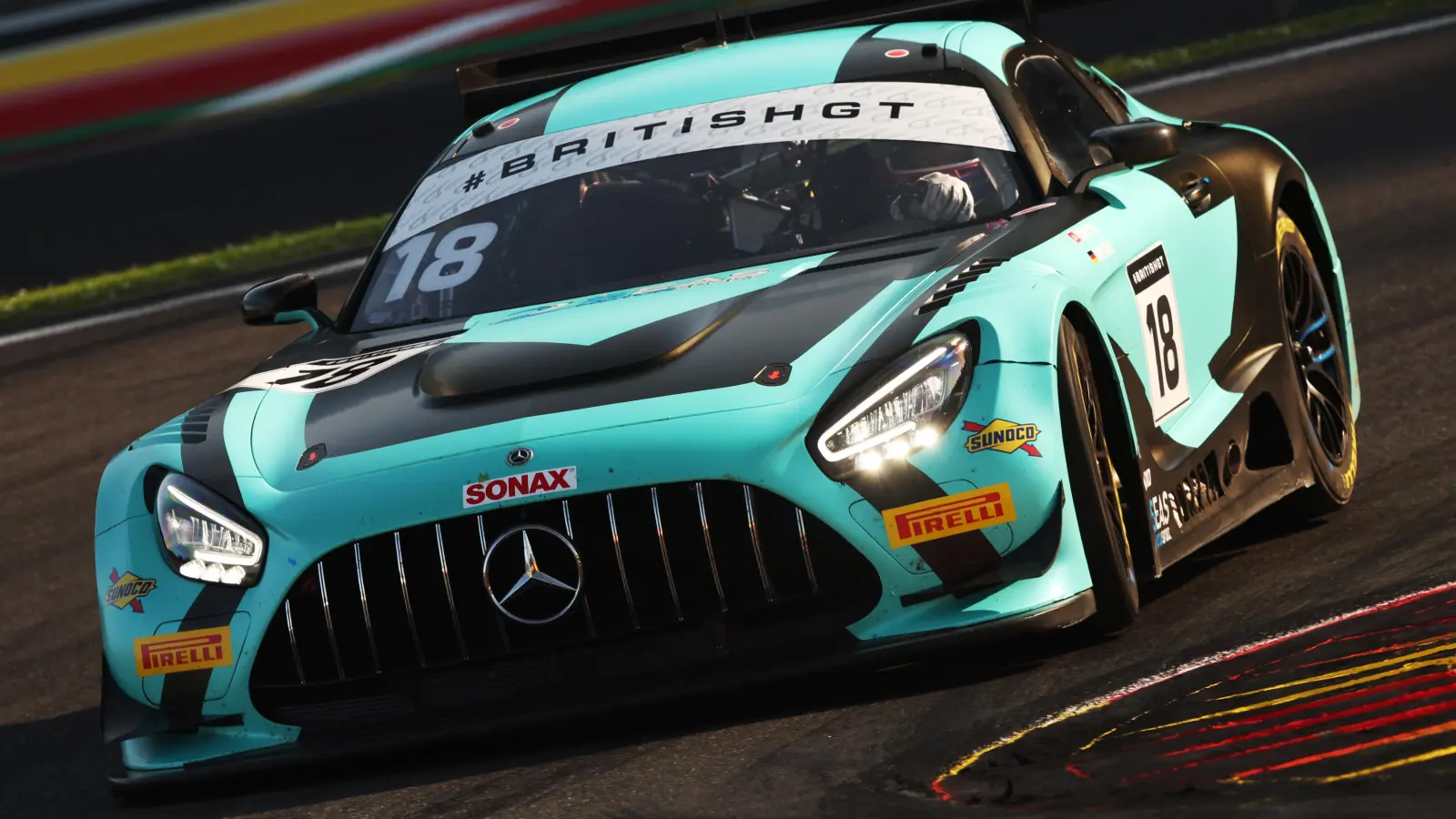 Eigentlich hätten Maximilian Götz und Kevin Tse in Spa in einem kunterbunten AMG-Rennwagen fahren sollen, doch letztlich musste ein Ersatzfahrzeug ohne Sponsoren und völlig anderer Lackierung herhalten. (Foto: SRO / JEP)