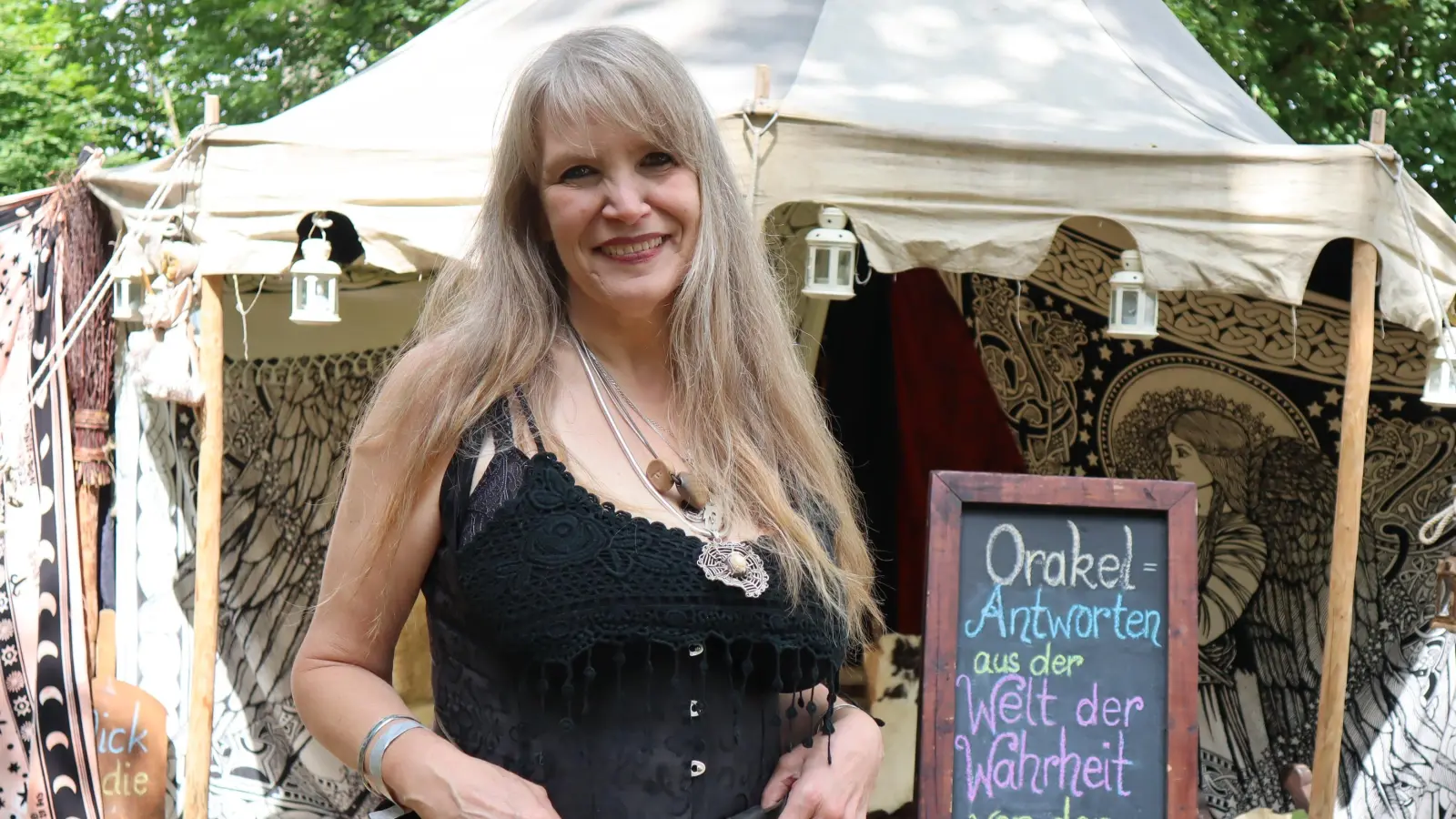 Sehenswerte Kostüme, entspannte Stimmung, leckeres Essen: Das ist der Mittelaltermarkt vor dem Schloss Schillingsfürst. (Foto: Gudrun Bayer)