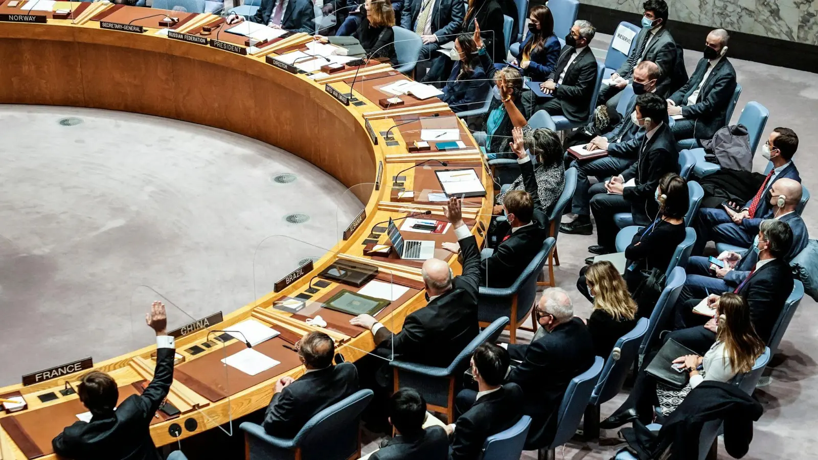 Vertreter nehmen an einer Sitzung des UN-Sicherheitsrats zum russischen Einmarsch in der Ukraine teil. (Foto: John Minchillo/AP/dpa)