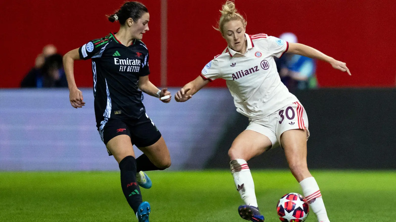 Bayern-Spielerin Carolin Simon (rechts) in der vorigen Saison gegen Arsenals Emily Fox. (Foto: Sven Hoppe/dpa)