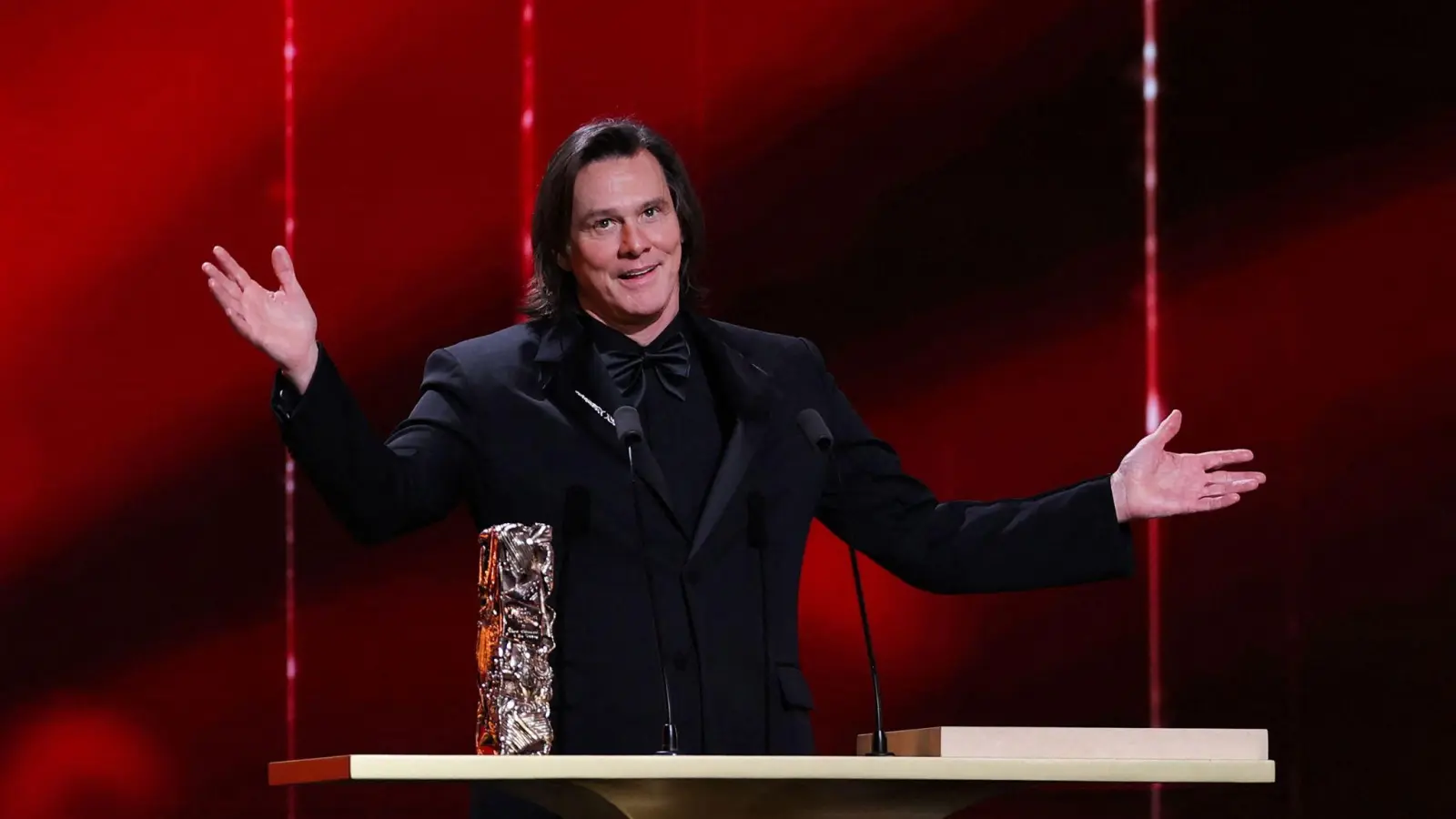 Bei minutenlangen Ovationen bedankte sich Jim Carrey auf Französisch für die Ehrentrophäe. (Foto: Thomas Samson/AFP/dpa)