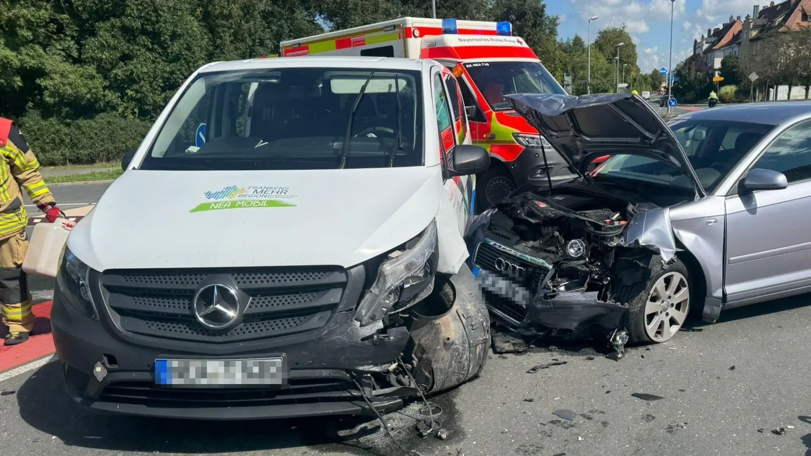 Beim Linksabbiegen übersehen hat der Audi-Fahrer das NEA Mobil. (Foto: Feuerwehr Neustadt/Aisch)